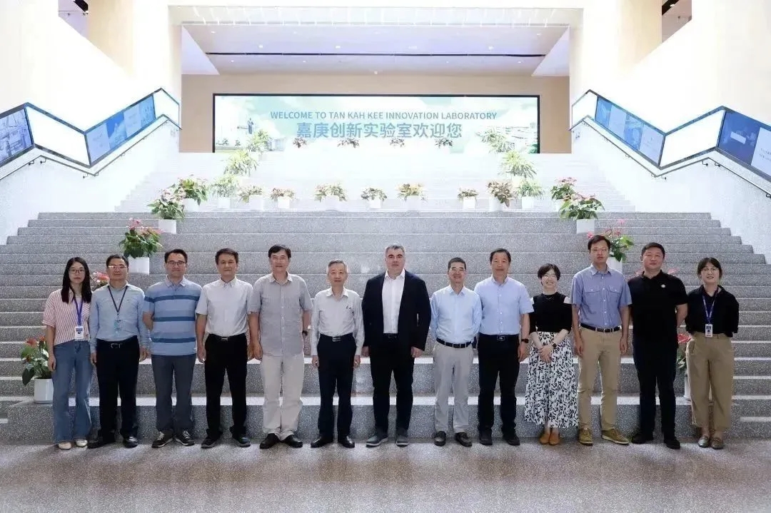 Sir Konstantin Novoselov with the Jiageng Innovation Laboratory research team